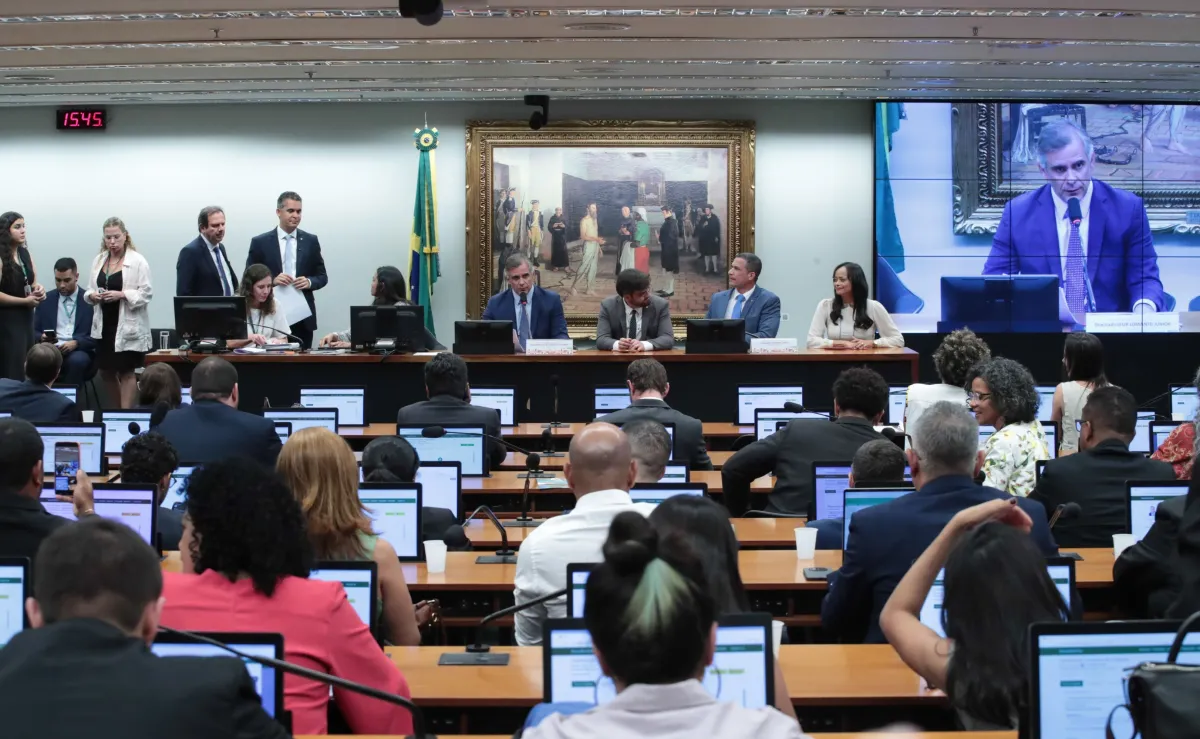 Deputados durante reunião da Comissão de Constituição e Justiça • Bruno Spada/Câmara dos Deputados