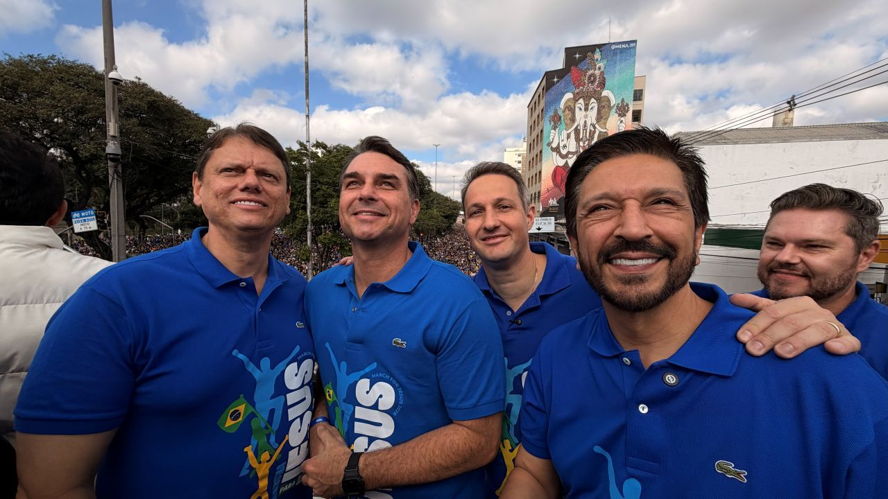 Tarcísio, Flávio Bolsonaro, Derrite, Nunes e André do Prado na Marcha para Jesus | Divulgação