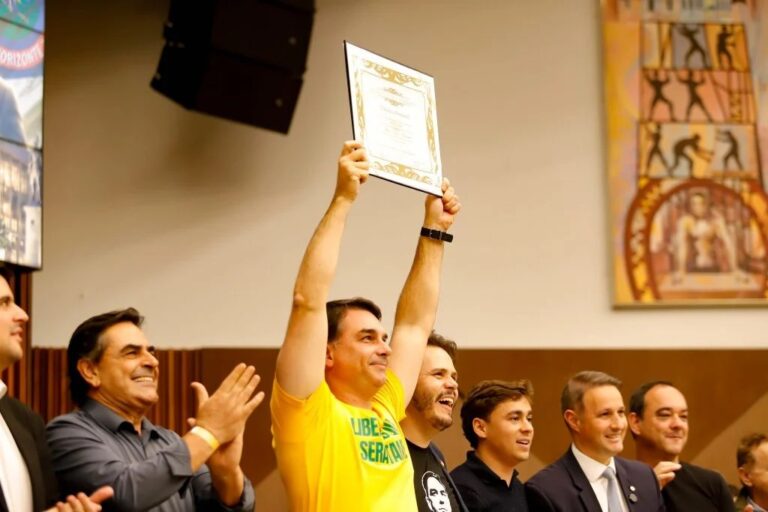 Flávio Bolsonaro recebe título de cidadão honorário em BH