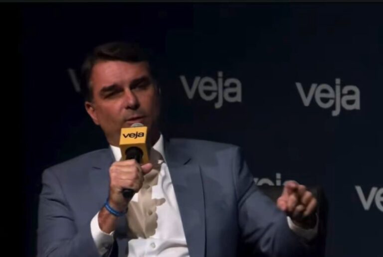 “A única pessoa que quer tarifa no Brasil é o Lula”, diz Flávio Bolsonaro