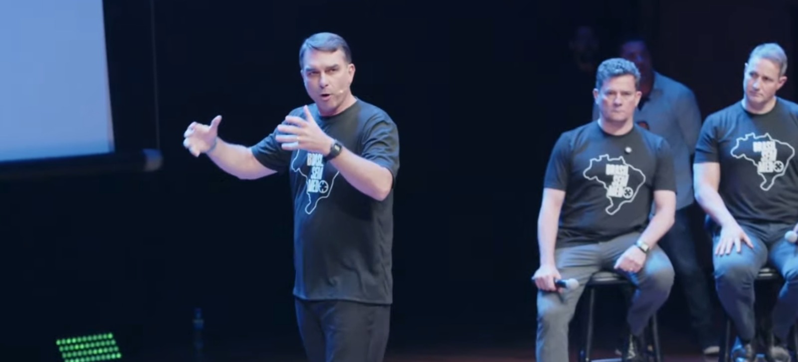 Flávio Bolsonaro afirma que operação da PF contra Jaques Wagner representa um "péssimo dia" para o PT e cita avanço das investigações do Banco Master.