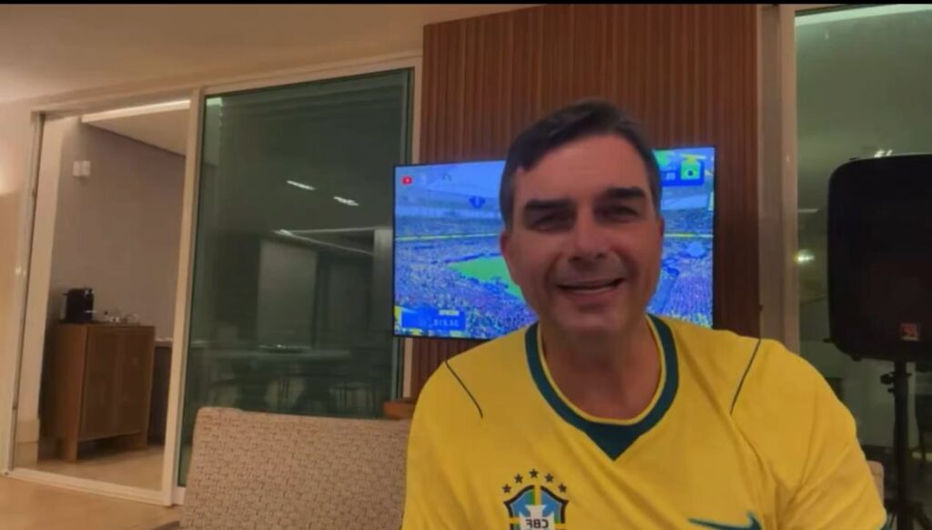 Após vídeo de Michelle, Flávio Bolsonaro diz: “Em dia de jogo, nada nem ninguém me aborrece”