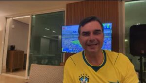 Após vídeo de Michelle, Flávio Bolsonaro diz: “Em dia de jogo, nada nem ninguém me aborrece”
