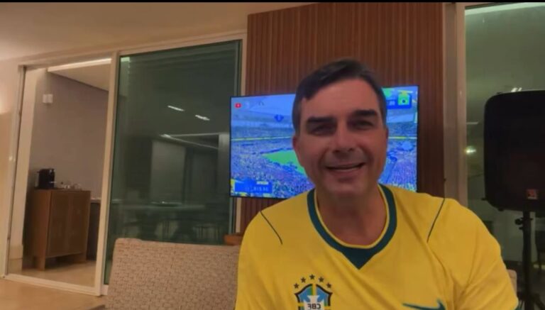 Após vídeo de Michelle, Flávio Bolsonaro diz: “Em dia de jogo, nada nem ninguém me aborrece”