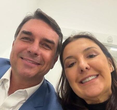 Em meio a debate sobre Michelle, Flávio posta entrevista de Daniella Marques