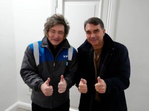 Milei recebe Flávio e fala em “onda azul” no Brasil
