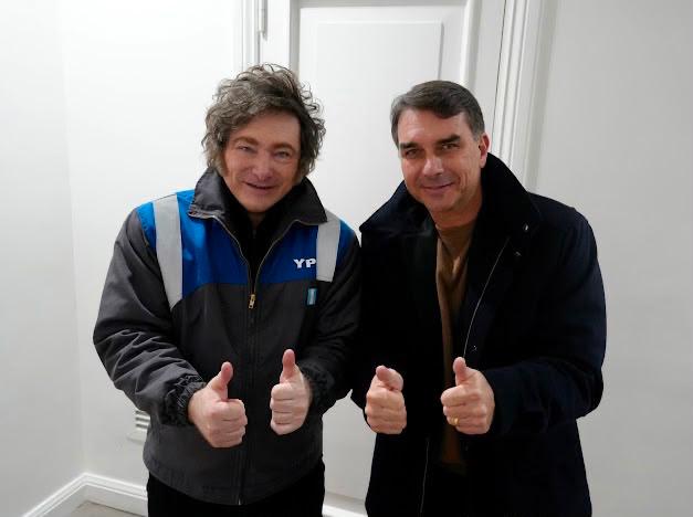 Milei recebe Flávio e fala em “onda azul” no Brasil