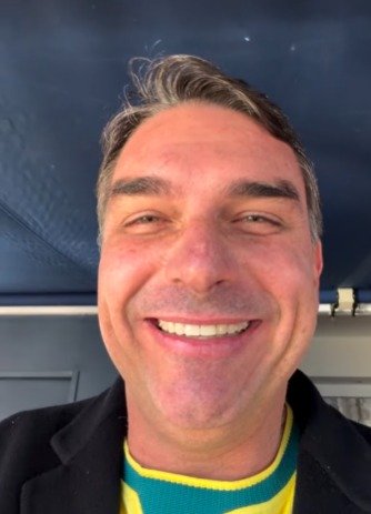 “Foi o 22 que salvou o Brasil”, brinca Flávio Bolsonaro após vitória contra o Japão