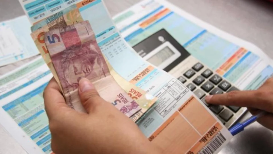 PoderData: 37% dos brasileiros deixaram de pagar contas no último mês