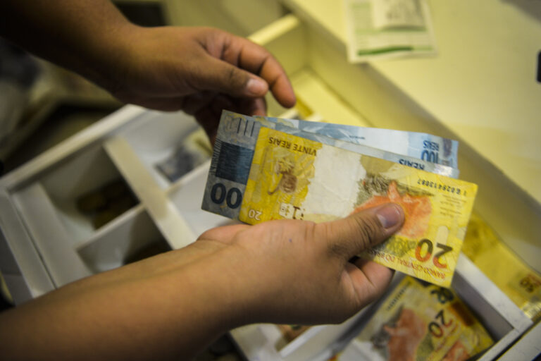 Genial/Quaest: três em cada quatro brasileiros convivem com dívidas