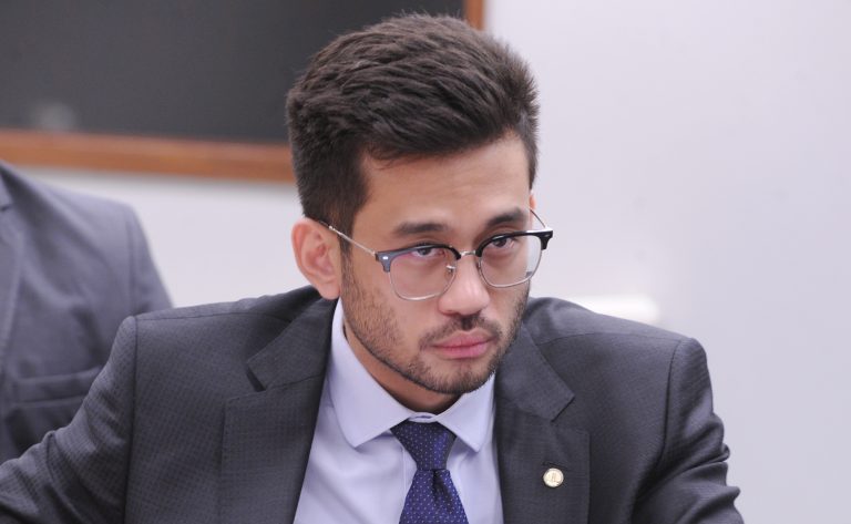 Kim Kataguiri cobra revisão do Bolsa Família para moradores de rua após relatos de fraudes