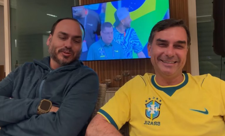 Flávio volta a fazer lives no modelo de Jair