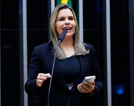 Deputada apresenta moção de repúdio contra promotora que criticou fala sobre Deus
