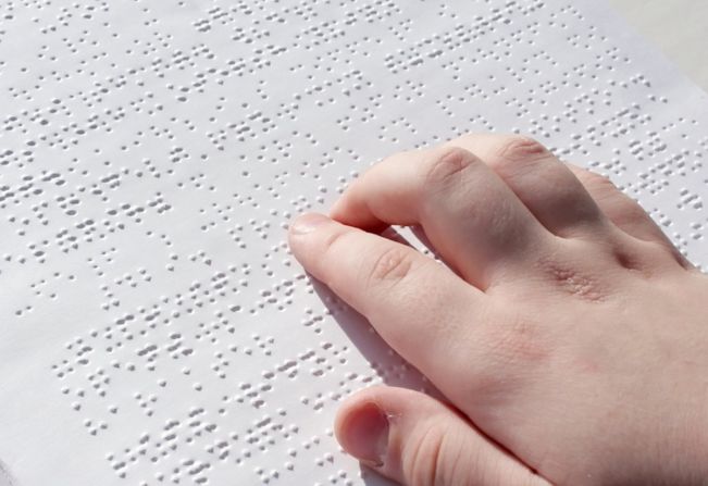 Sem edital, produção de livros em Braille para 2027 entra em risco