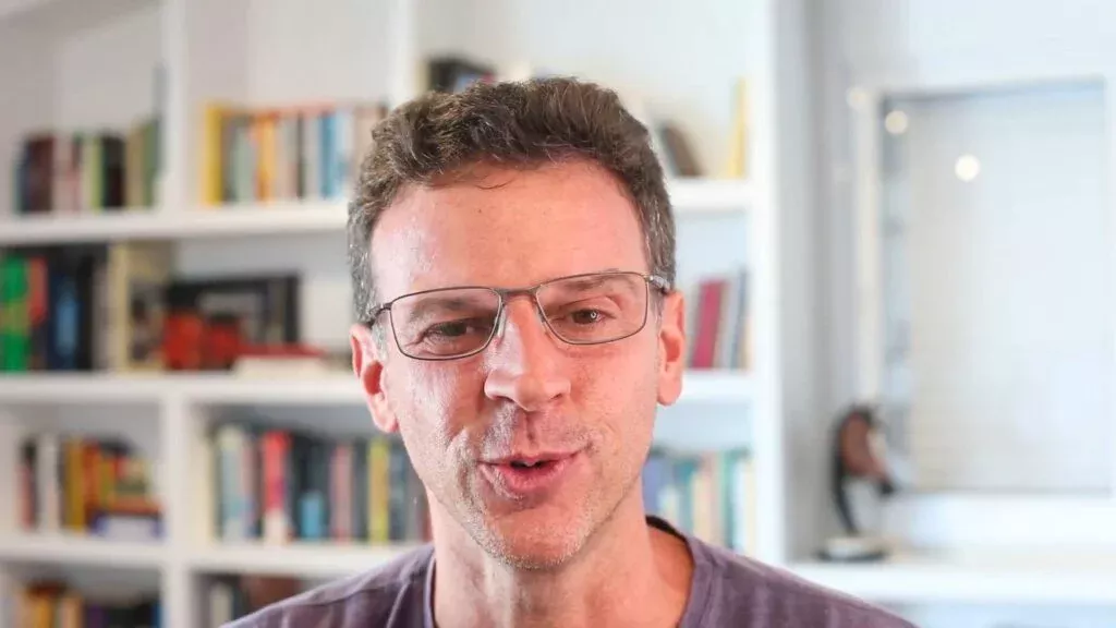 Esta imagem mostra o economista, escritor e palestrante brasileiro Eduardo Moreira.
