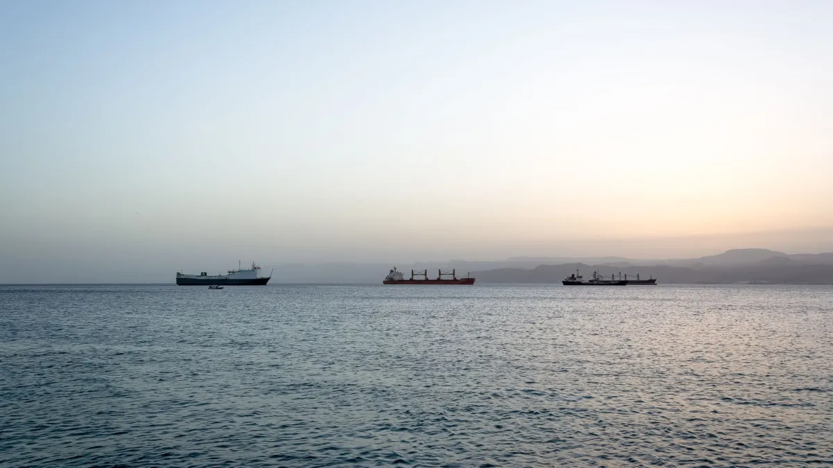 Praia de Aqaba, que serve como janela da Jordânia para o Mar Vermelho • MItz