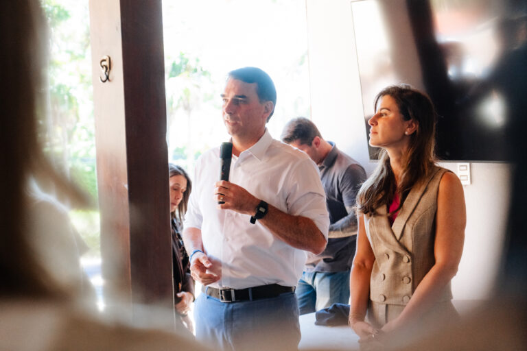 Flávio defende voto feminino: “Trabalhar com elas e para elas”