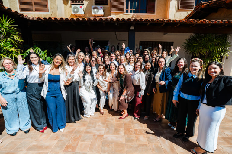 Estopim da crise entre Flávio e Michelle, Priscila Costa participa de evento do PL