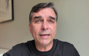 Flávio representa contra promotora por tentar barrar oração