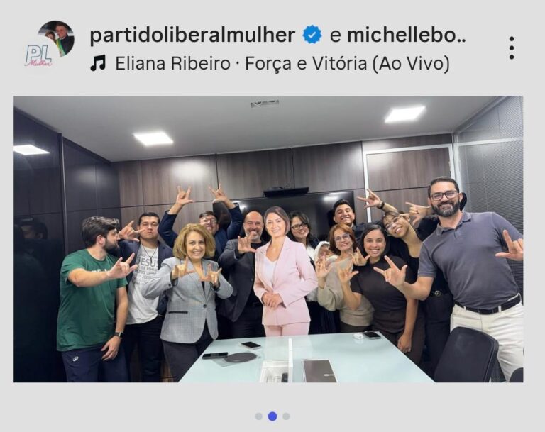 PL Mulher homenageia Michelle com imagem de papelão