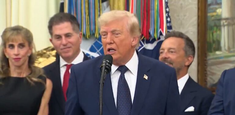 Trump confirma pedido à Fifa para rever expulsão e dispara contra árbitro brasileiro: “Um pouco suspeito”