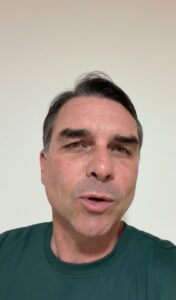 Blog petista publica foto manipulada para colar Flávio em Sicário