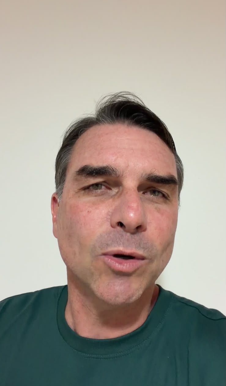 Flávio Bolsonaro culpa governo Lula por risco de tarifa sobre carne brasileira