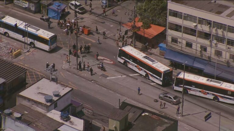 Ônibus são usados como barricadas por criminosos durante operação da PM no Rio