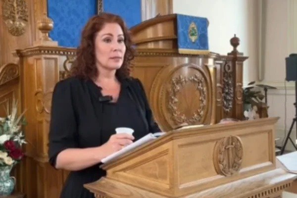 Zambelli agradece Flávio e ora por Bolsonaro em culto na Itália