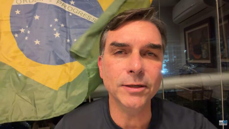“Moraes quer interferir nas eleições”, diz Flávio Bolsonaro após ser impedido de visitar o pai