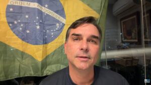 Flávio Bolsonaro acusa Moraes de violar prerrogativas da advocacia