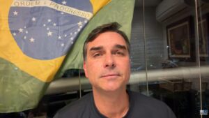 “Lula escreveu 22 cartas e podia fazer tudo”, diz Flávio Bolsonaro ao comparar prisão do petista