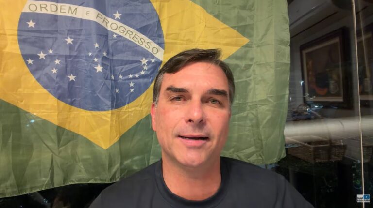 “Estuprador tem que mofar na cadeia”, defende Flávio Bolsonaro