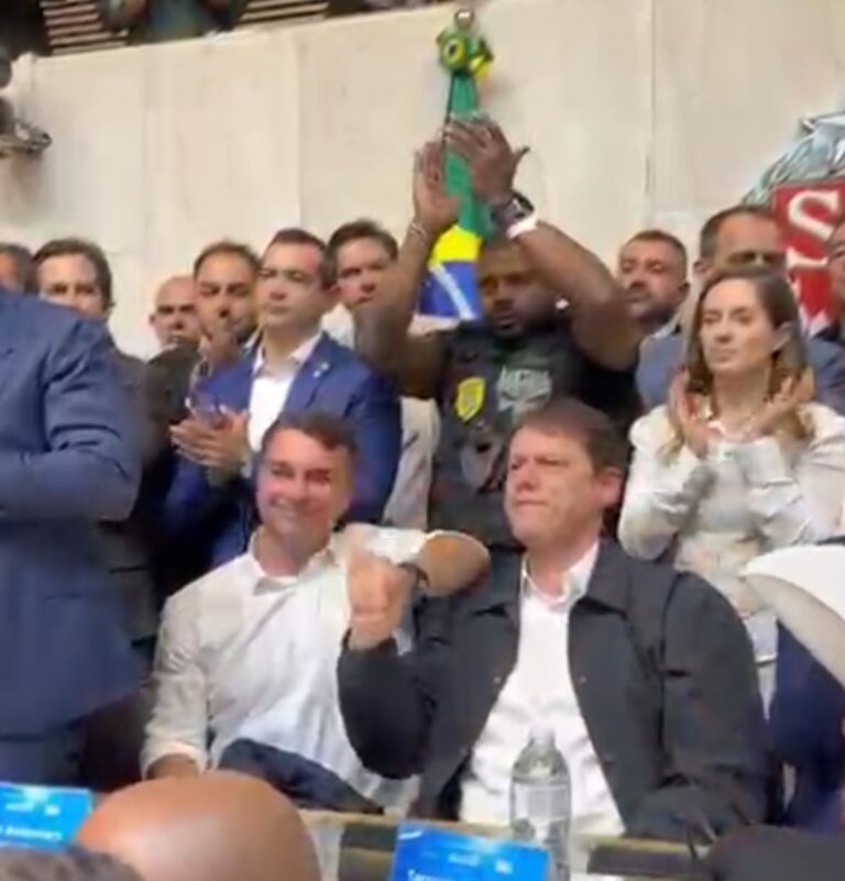 Ao lado de Flávio, Tarcísio convoca indecisos: “Nosso time está montado”