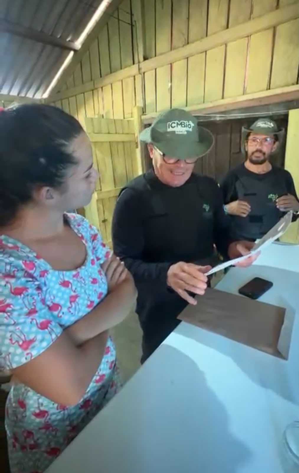 Anna Luiza Oliveira recebendo autuação do ICMBio. Foto: Reprodução/ Anna Luiza Oliveira