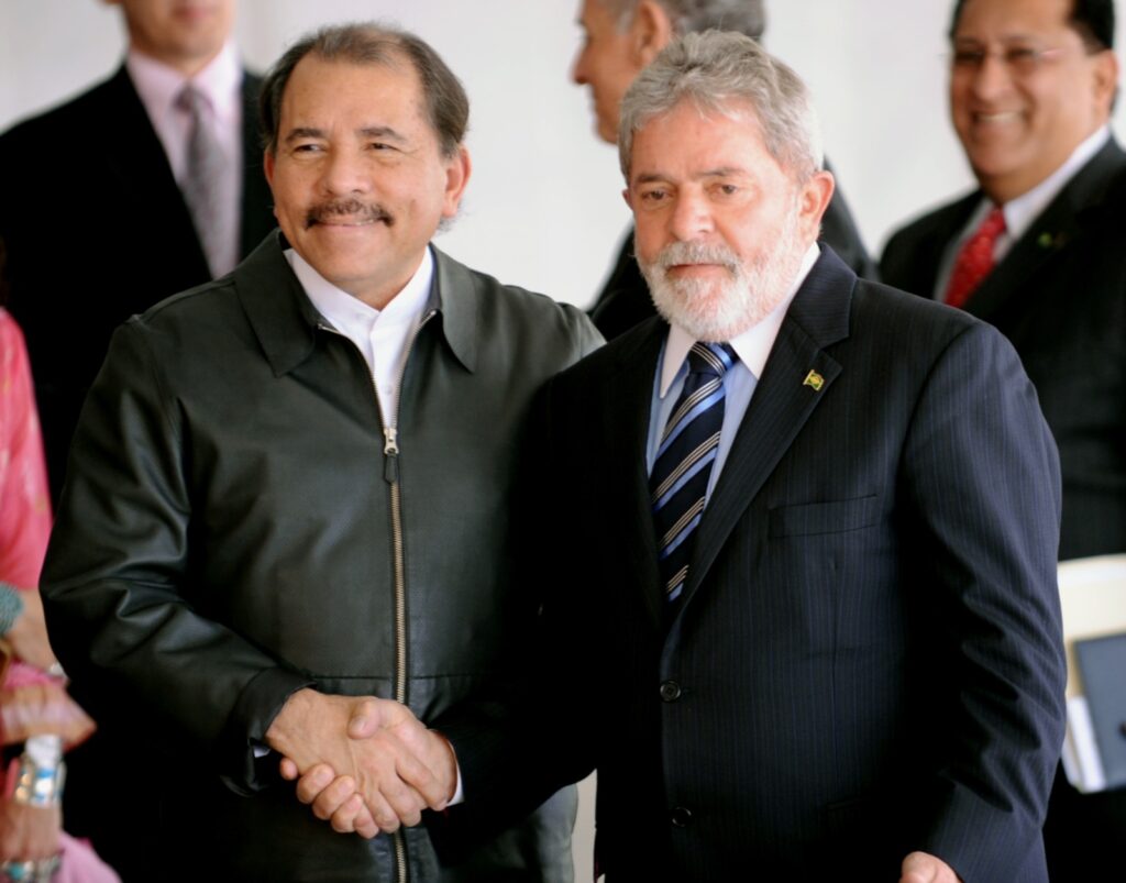 Lula cumprimenta o presidente da Nicarágua, Daniel Ortega, no Palácio Itamaraty
