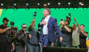 Urgente: Flávio chega à convenção do PL que confirmará sua candidatura