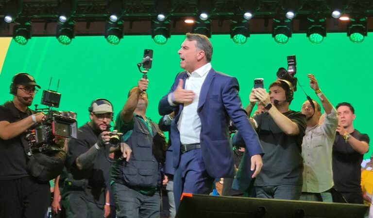 Urgente: Flávio chega à convenção do PL que confirmará sua candidatura