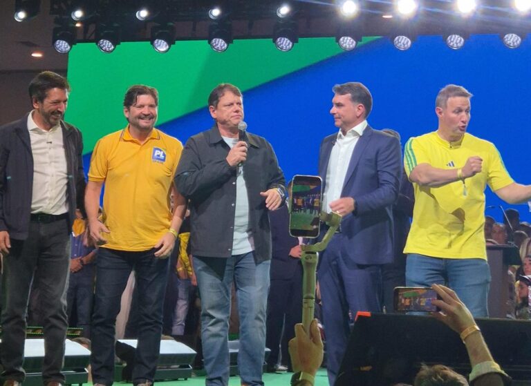 Flávio é oficializado candidato do PL à Presidência; Michelle e Eduardo enviam mensagens em vídeo