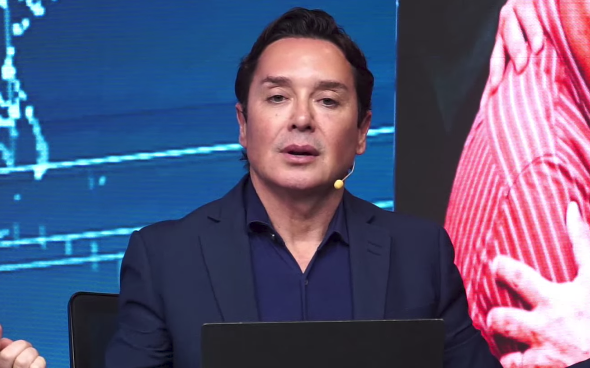 Exclusivo: Moraes impede uso das redes de Bolsonaro pela pré-campanha de Flávio