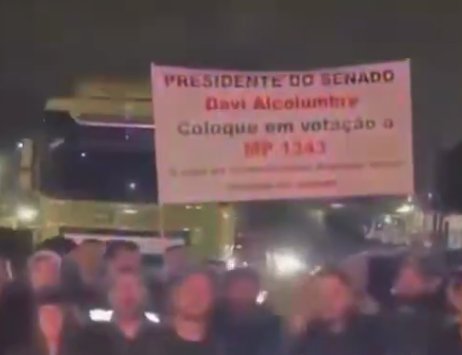 Caminhoneiros iniciam paralisação para pressionar Senado a votar MP do Frete