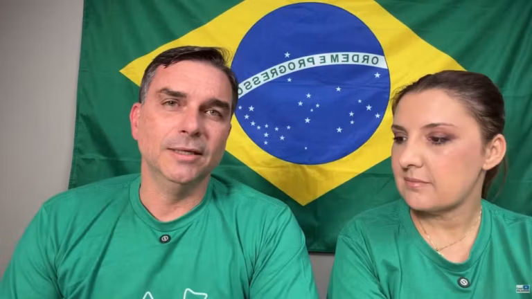 Flávio diz que foto com ‘Sicário’ foi manipulada por IA: ‘Mindinho de 20 cm’