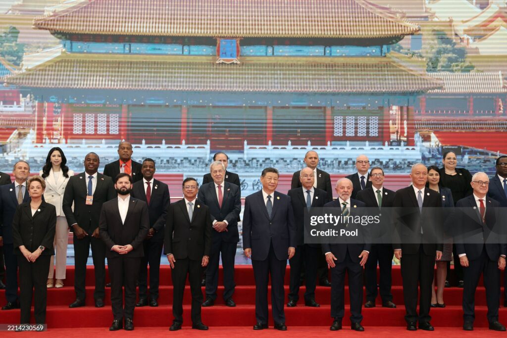 Lula participa de foto oficial com Xi Jinping, Gabriel Boric, Gustavo Petro e outros líderes durante o Fórum China-Celac, em Pequim, em maio de 2025. Foto: Florence Lo/Pool/Getty Images.