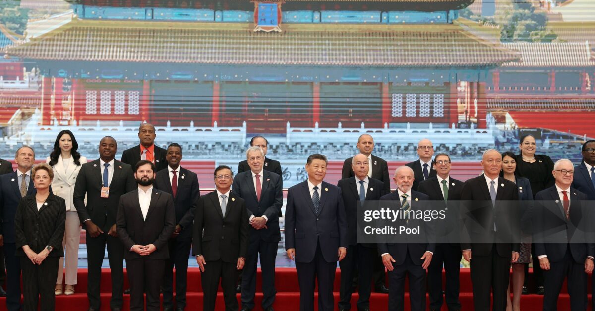 Lula participa de foto oficial com Xi Jinping, Gabriel Boric, Gustavo Petro e outros líderes durante o Fórum China-Celac, em Pequim, em maio de 2025. Foto: Florence Lo/Pool/Getty Images.