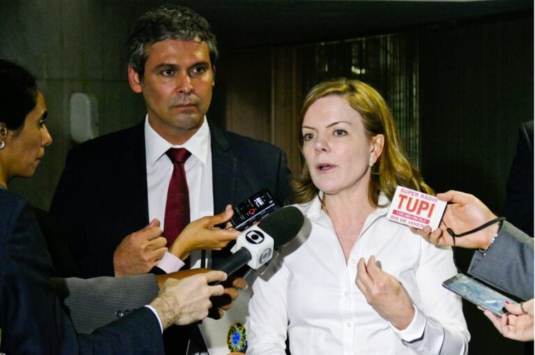 Lindbergh envia R$ 1,7 mi ao MST na base eleitoral de Gleisi