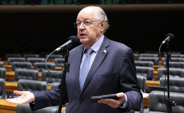 Deputado apresenta PL para impedir convocação de jogadores que atuam no exterior para a Seleção