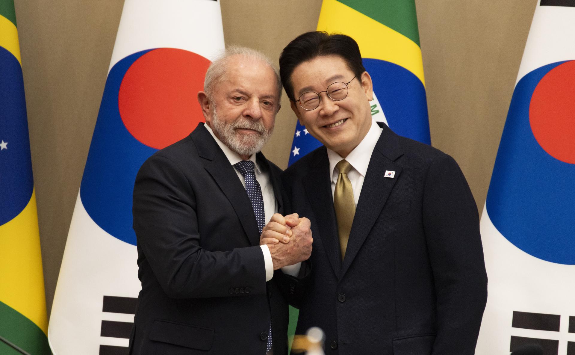 O presidente Luiz Inácio Lula da Silva e o presidente da Coreia do Sul, Lee Jae Myung, durante encontro nesta segunda (23). (Foto: JEON HEON-KYUN/EFE/POOL)