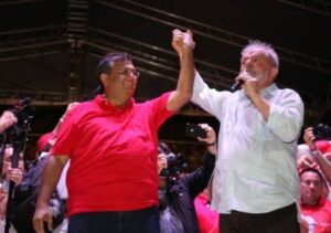Análise: Lula dá com uma mão, Dino tira com a outra